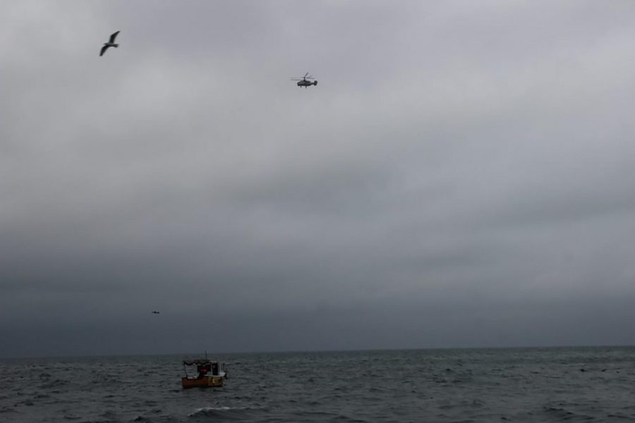 MOS53. Sochi (Russian Federation), 26/12/2016.- A handout photo made available by Russian Ministry of Emergencies shows rescue boats searching in Black Sea near coastline of Sochi for wreckages of doomed Russian Tu-154 plane, that belonged to the Russian Defence Ministry, in Sochi, Russia, 25 December 2016. There were 93 people on board of the plane, including 65 musicians of Alexandrov Song and Dance ensemble and famouse civil activist Doctor Yelizaveta Glinka. The plane's planned destination was the Syrian city of Latakia. (Rusia) EFE/EPA/EMERGENCIES MINISTRY HANDOUT HANDOUT HANDOUT EDITORIAL USE ONLY/NO SALES