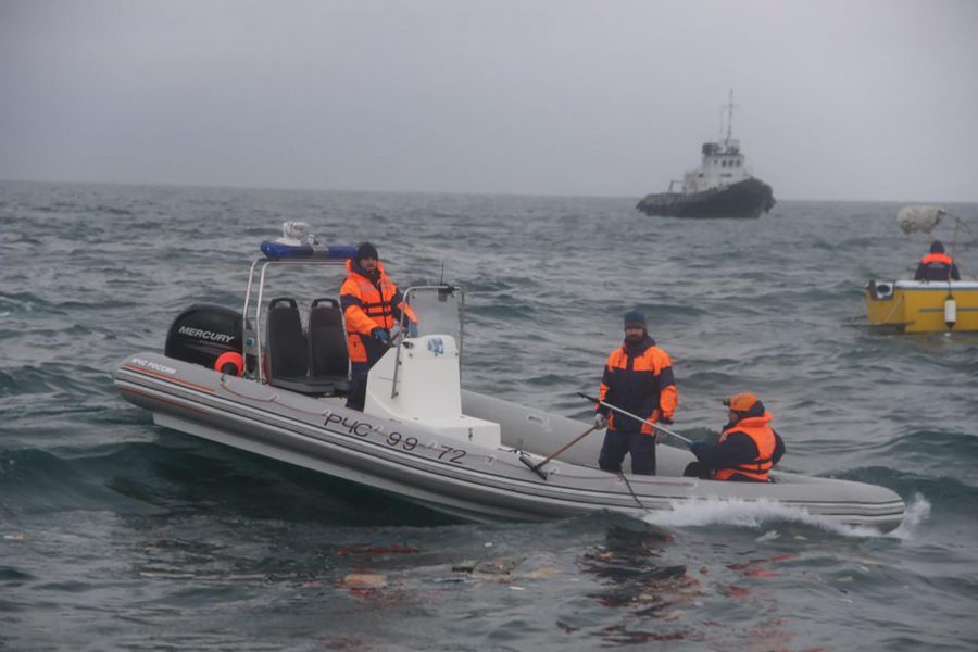 MOS51. Sochi (Russian Federation), 26/12/2016.- A handout photo made available by Russian Ministry of Emergencies shows rescue boats searching in Black Sea near coastline of Sochi for wreckages of doomed Russian Tu-154 plane, that belonged to the Russian Defence Ministry, in Sochi, Russia, 25 December 2016. There were 93 people on board of the plane, including 65 musicians of Alexandrov Song and Dance ensemble and famouse civil activist Doctor Yelizaveta Glinka. The plane's planned destination was the Syrian city of Latakia. (Rusia) EFE/EPA/EMERGENCIES MINISTRY HANDOUT HANDOUT HANDOUT EDITORIAL USE ONLY/NO SALES