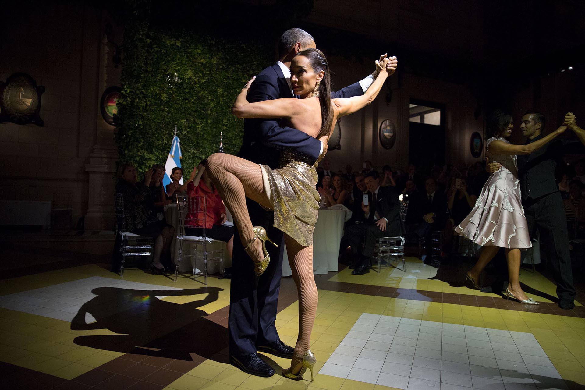Bailando tango durante su visita a Buenos Aires, Argentina