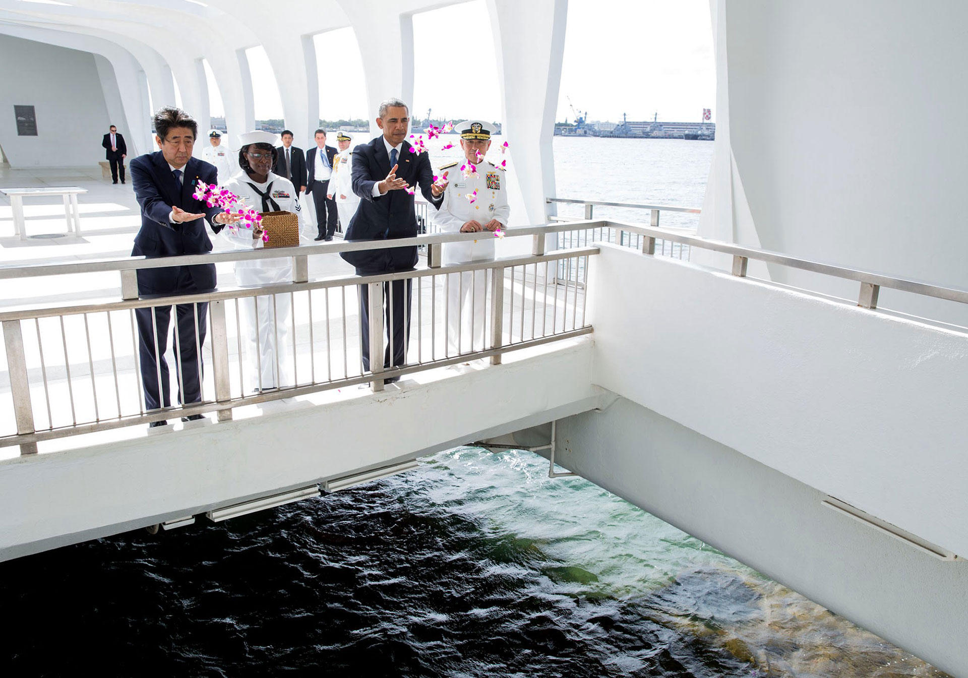 Junto al primer ministro japonés, Shinzo Abe, en un homenaje a las víctimas del ataque a Pearl Harbor