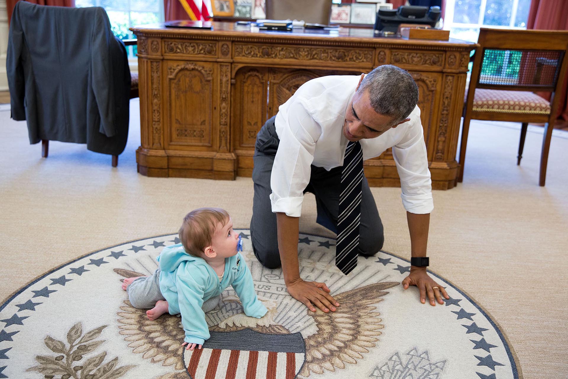Obama siempre le pedía a su equipo que invitasen a sus hijos al trabajo. Cuando tenía un espacio entre las reuniones, jugaba con ellos