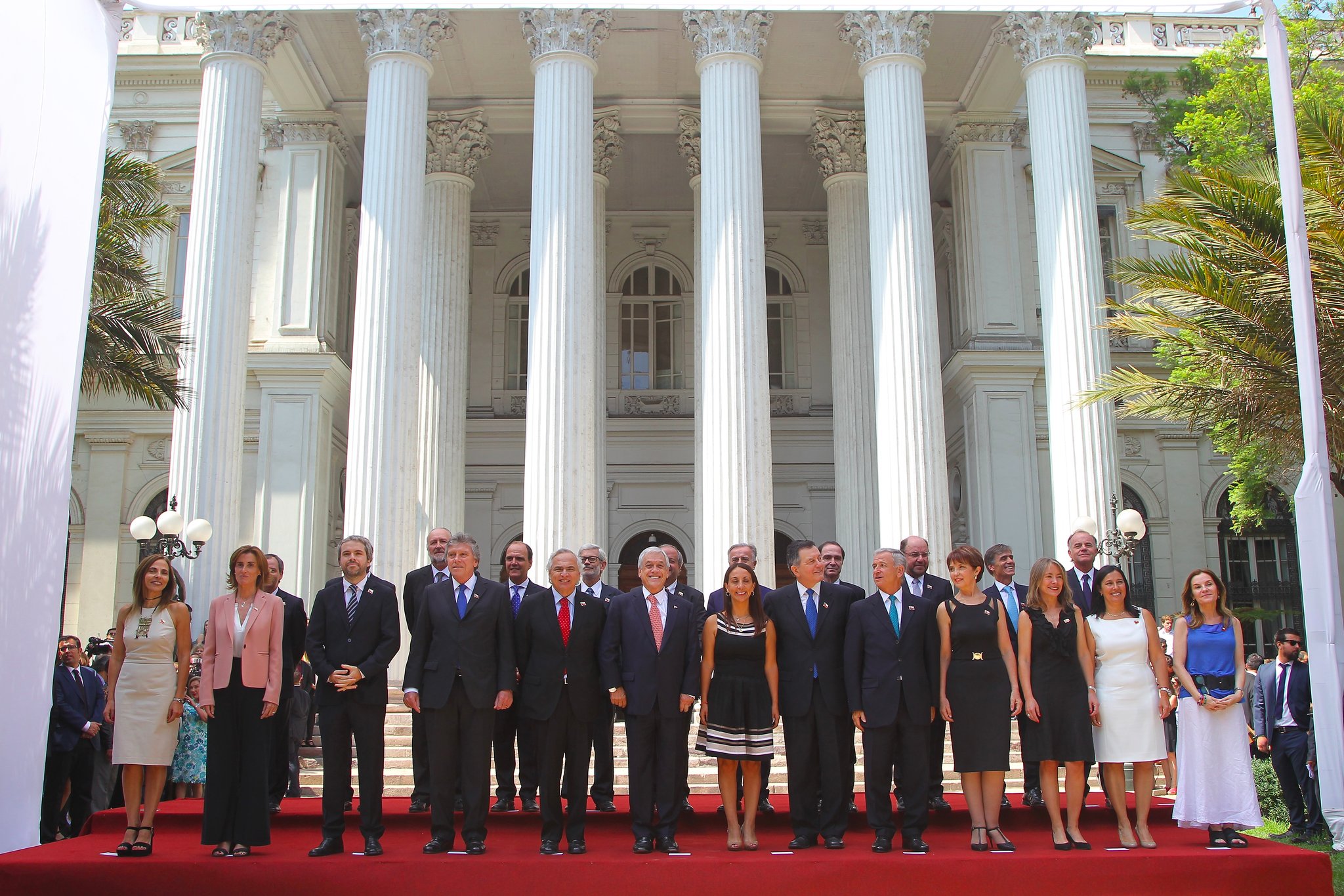 El presidente Sebastián Piñera junto a su gabienete.