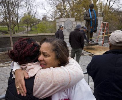 Remueven de Central Park estatua del padre de la ginecología por sus crueles experimentos con mujeres negras