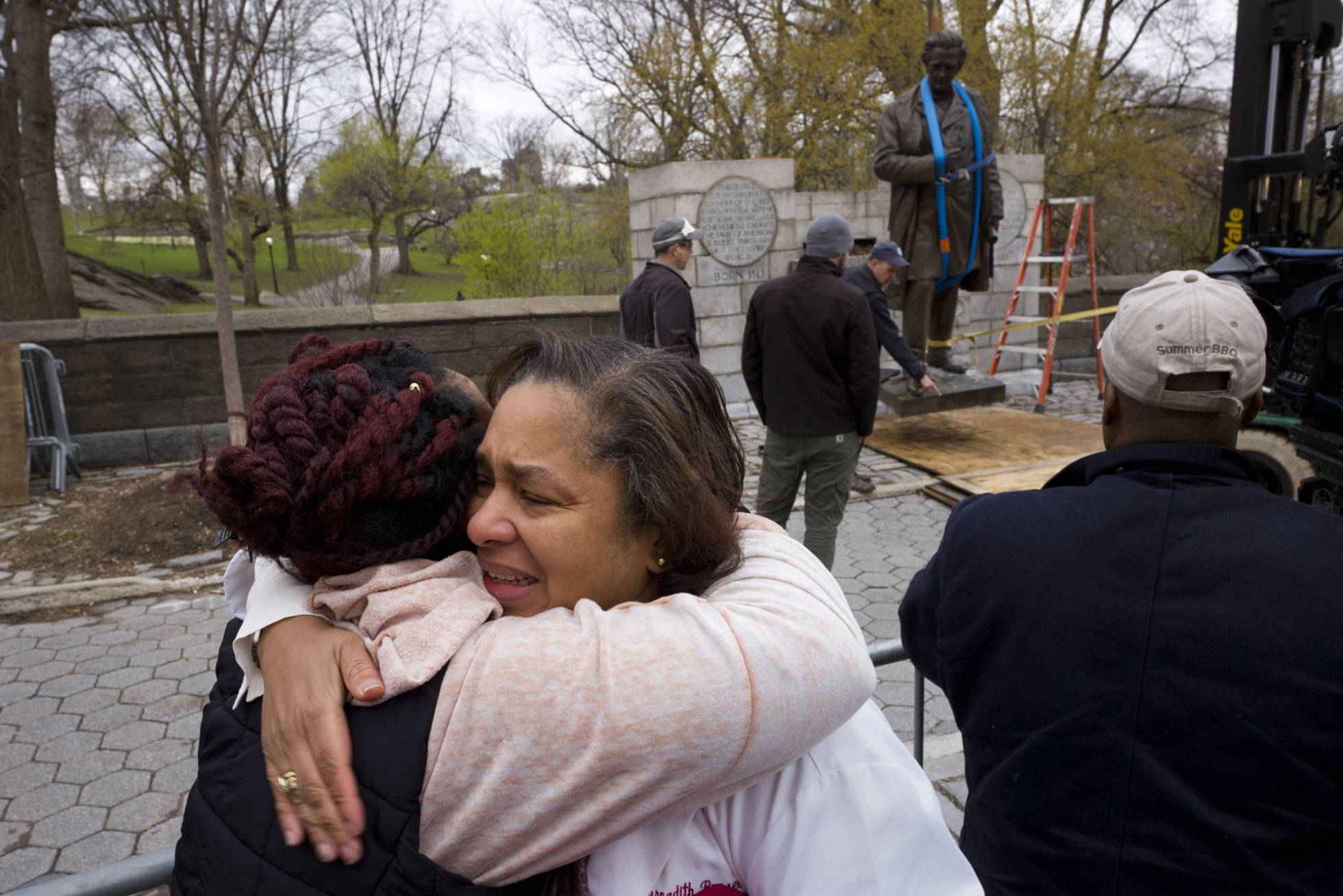 Remueven de Central Park estatua del padre de la ginecología por sus crueles experimentos con mujeres negras