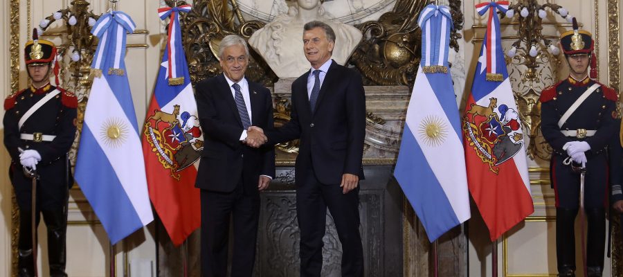 El Presidente de la República, Sebastián Piñera, y el Presidente de Argentina, Mauricio Macri, efectúan saludo oficial y luego sostienen una reunión ampliada.