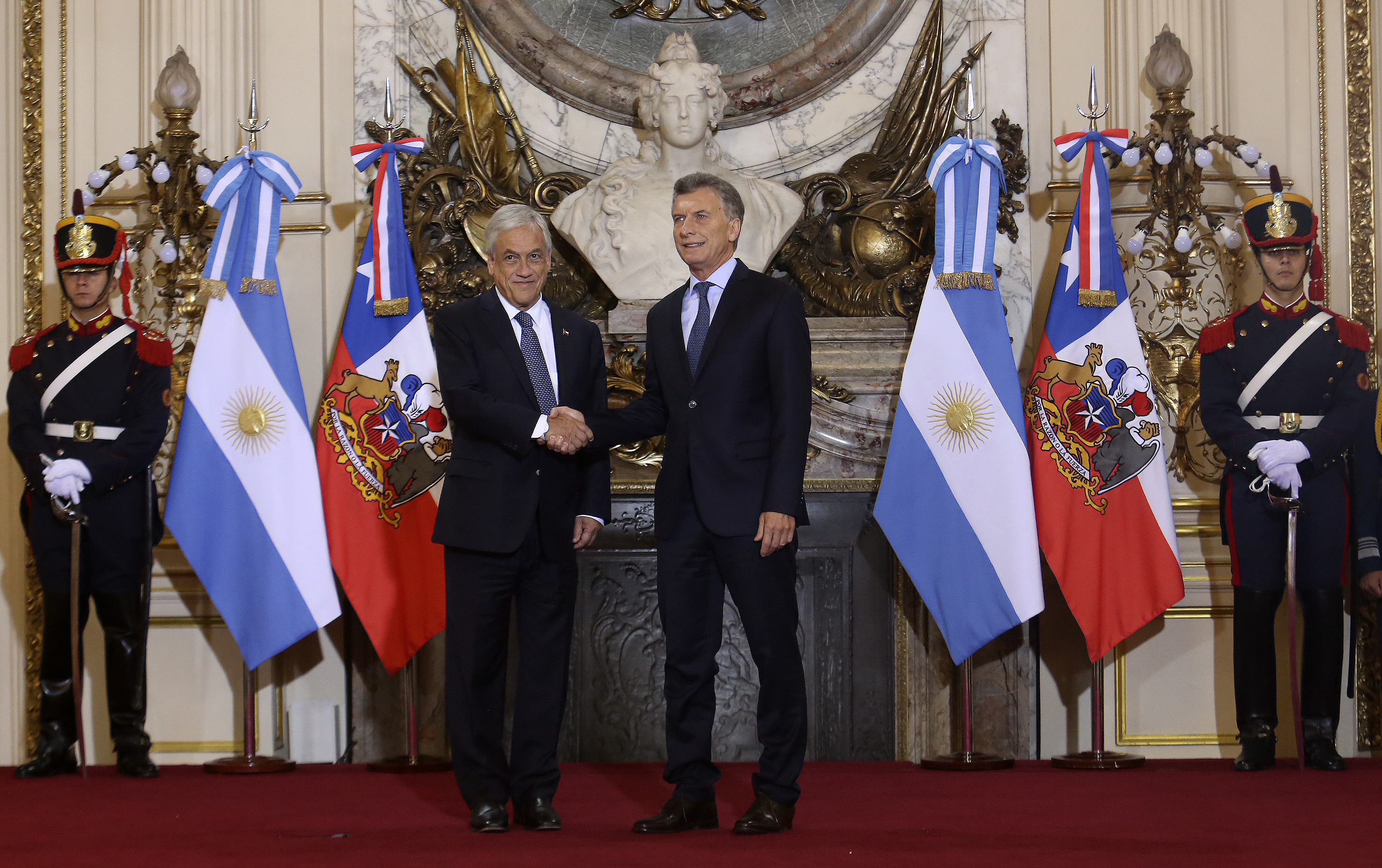 El Presidente de la República, Sebastián Piñera, y el Presidente de Argentina, Mauricio Macri, efectúan saludo oficial y luego sostienen una reunión ampliada.