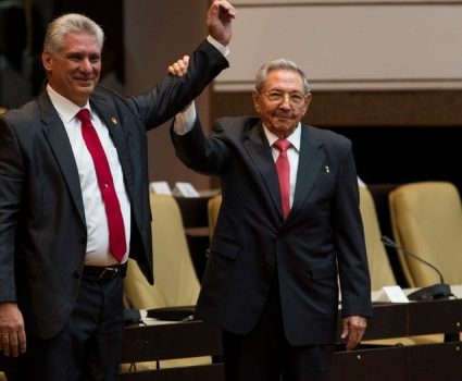 El entonces el presidente de Cuba, Raúl Castro, levanta la mano de su sucesor, Miguel Díaz-Canel.