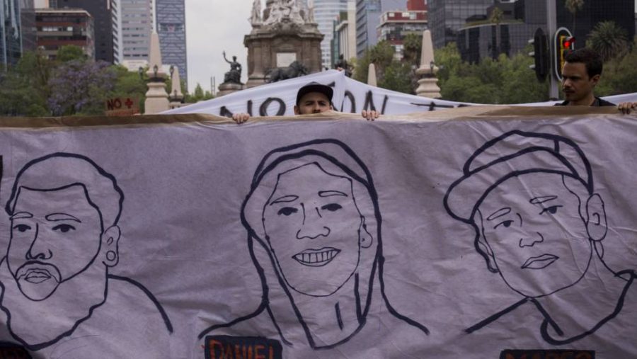 Protestas en Ciudad de México por el asesinato de los tres estudiantes de cine en Jalisco. En vídeo, estudiantes de Guadajara denunciando la desaparición de sus compañeros. ALICIA FERNÁNDEZ / YOUTUBE