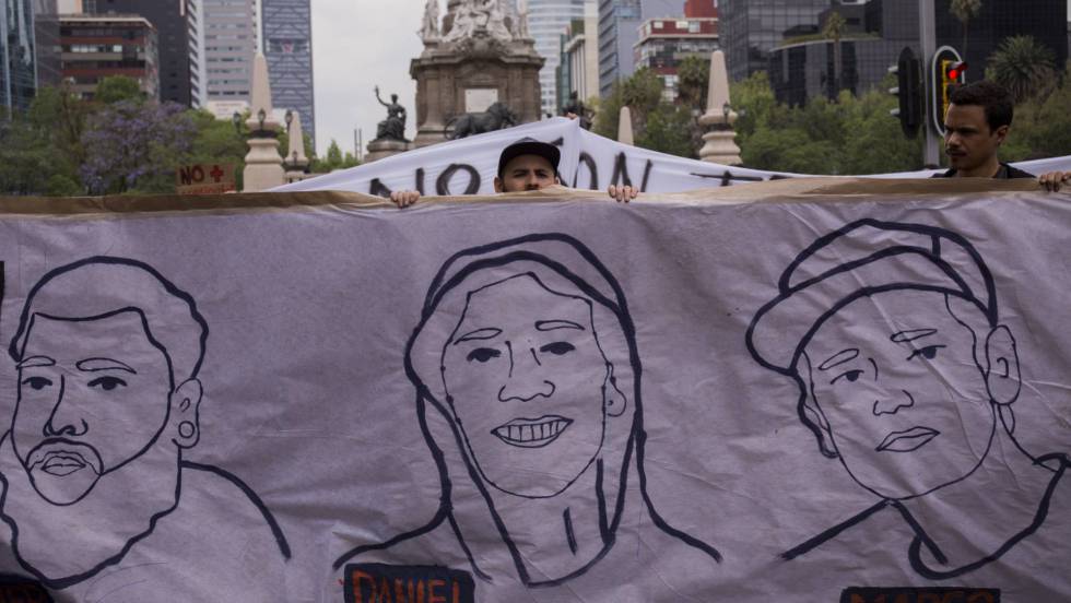 Protestas en Ciudad de México por el asesinato de los tres estudiantes de cine en Jalisco. En vídeo, estudiantes de Guadajara denunciando la desaparición de sus compañeros. ALICIA FERNÁNDEZ / YOUTUBE