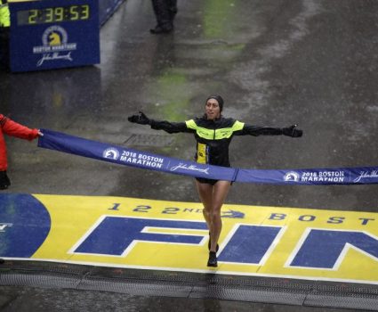 - Desiree Linden se convirtió en la primera mujer estadounidense que gana el Maratón de Boston en 33 años.