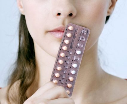 Mujer con pastillas anticonceptivas