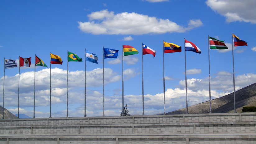Banderas de los países que conforman la UNASUR ondean frente a la sede del organismo en Quito, Ecuador.
