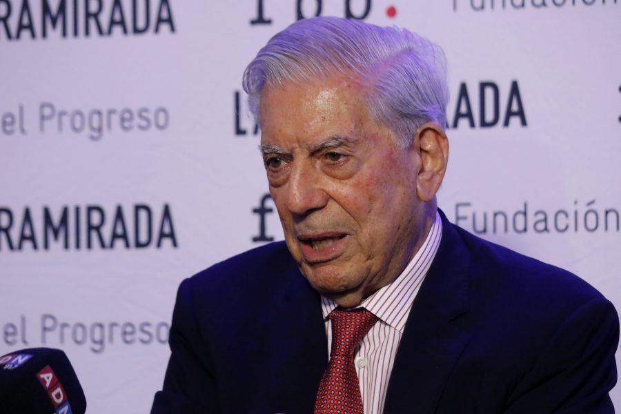 El Premio Nobel de Literatura, Mario Vargas Llosa, realizó una conferencia de prensa, tras participar de un conversatorio con su hijo Álvaro, realizado en el Instituto Nacional.