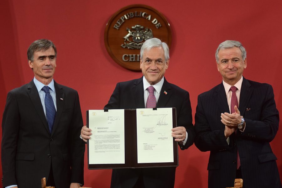 El Presidente de la República, Sebastián Piñera, junto al Ministro de Economía, Fomento y Turismo, José Ramón Valente, firman el proyecto de ley de agenda proinversión y el decreto que establece la Oficina de Gestión de Proyectos Sustentables.