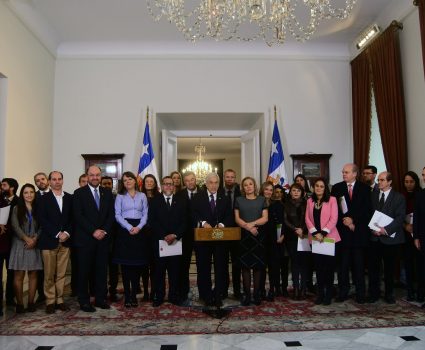 El Presidente de la República, Sebastián Piñera, recibe documento con propuestas de la mesa de trabajo por un Acuerdo Nacional por la Infancia