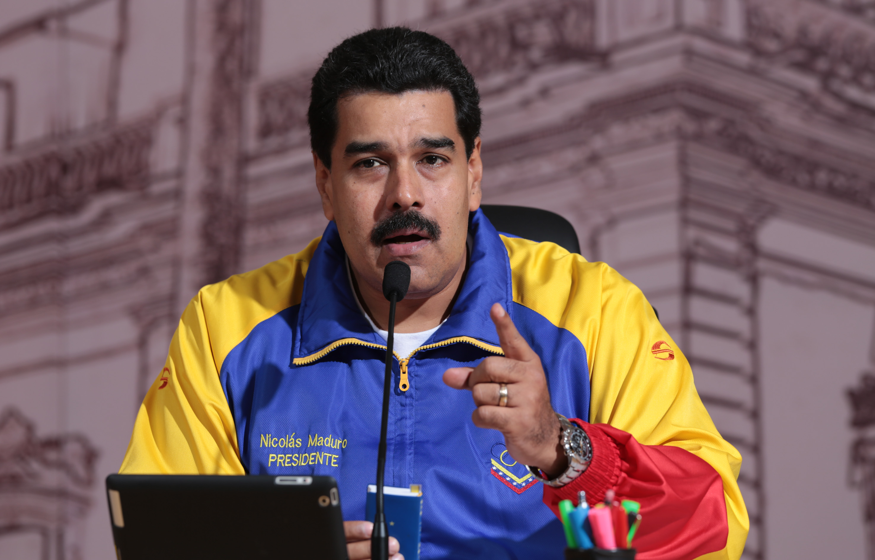 Maduro lanzó amenaza a empresarios para que no suban los precios