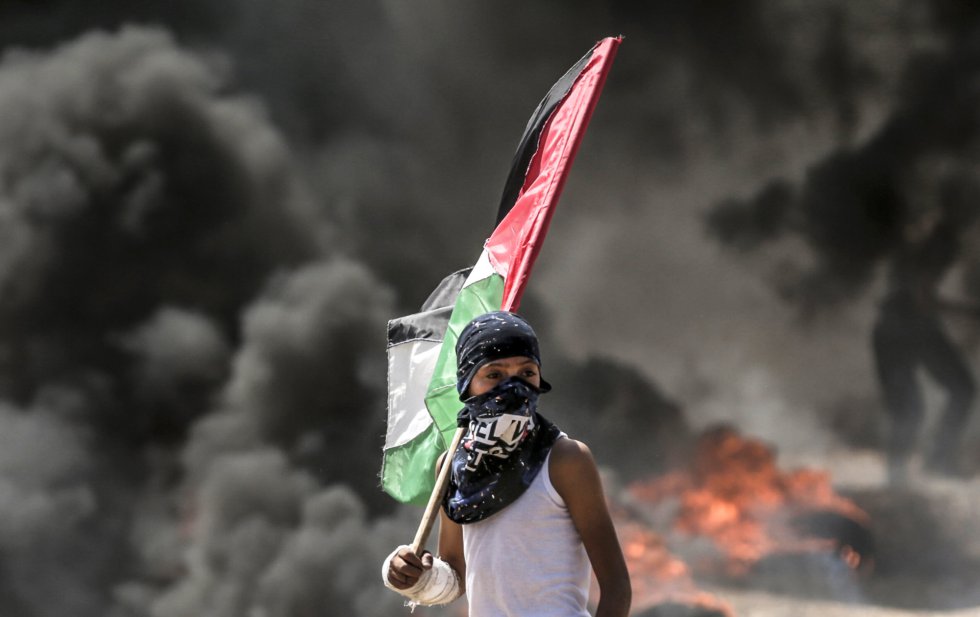 Palestino en protesta por traslado de embajada de EE.UU a Tel Aviv.