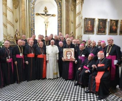 El Papa Francisco junto a los obispos chilenos