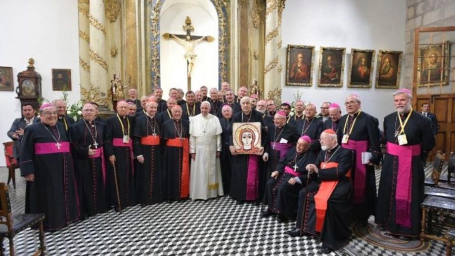 El Papa Francisco junto a los obispos chilenos