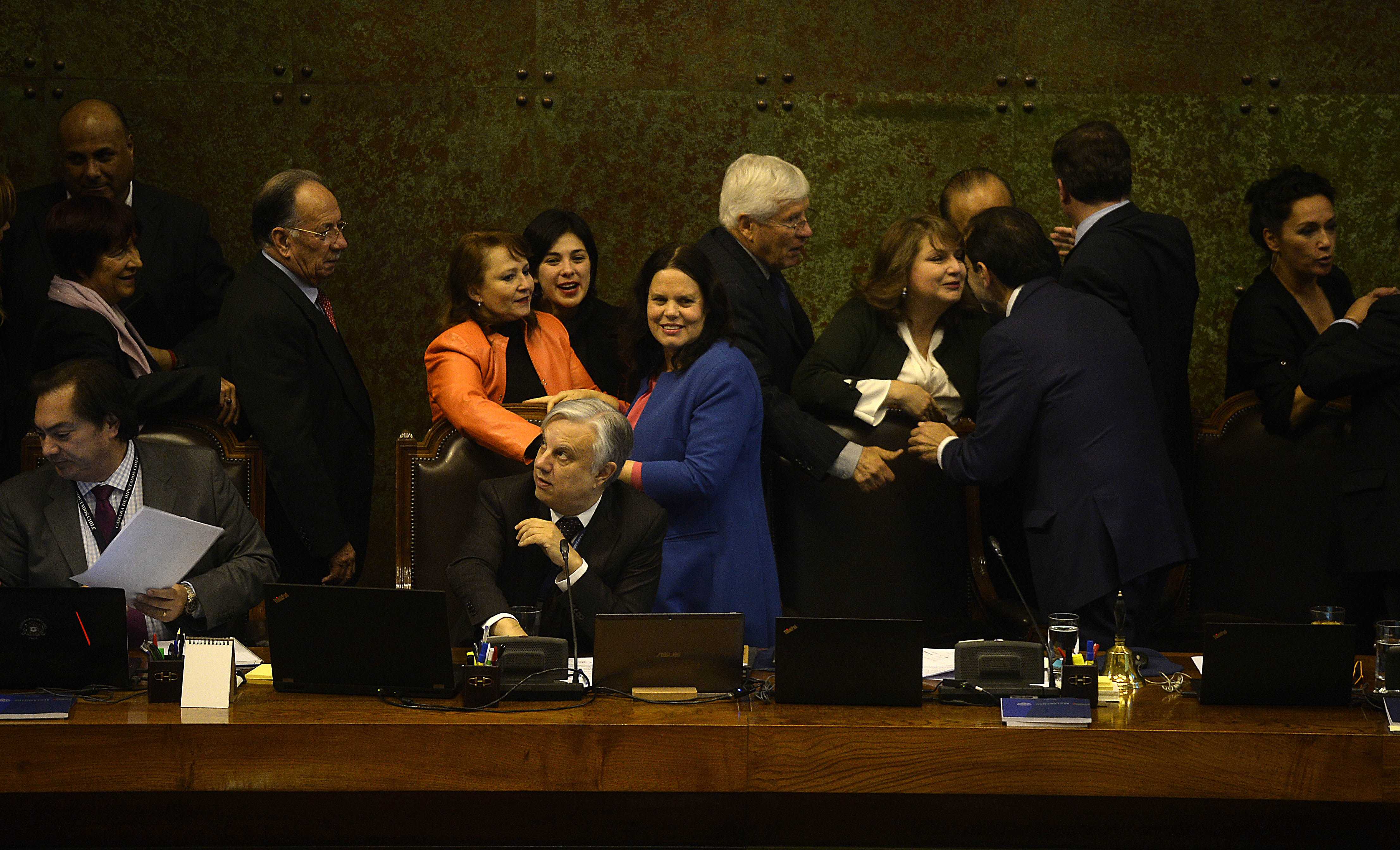 10 Julio de 2018 /VALPARAISO La presidenta Maya Fernandez es felicitada por parlamentarios , durante el rechazo de la censura de la mesa de la cámara de diputados. FOTO : PABLO OVALLE ISASMENDI /AGENCIAUNO