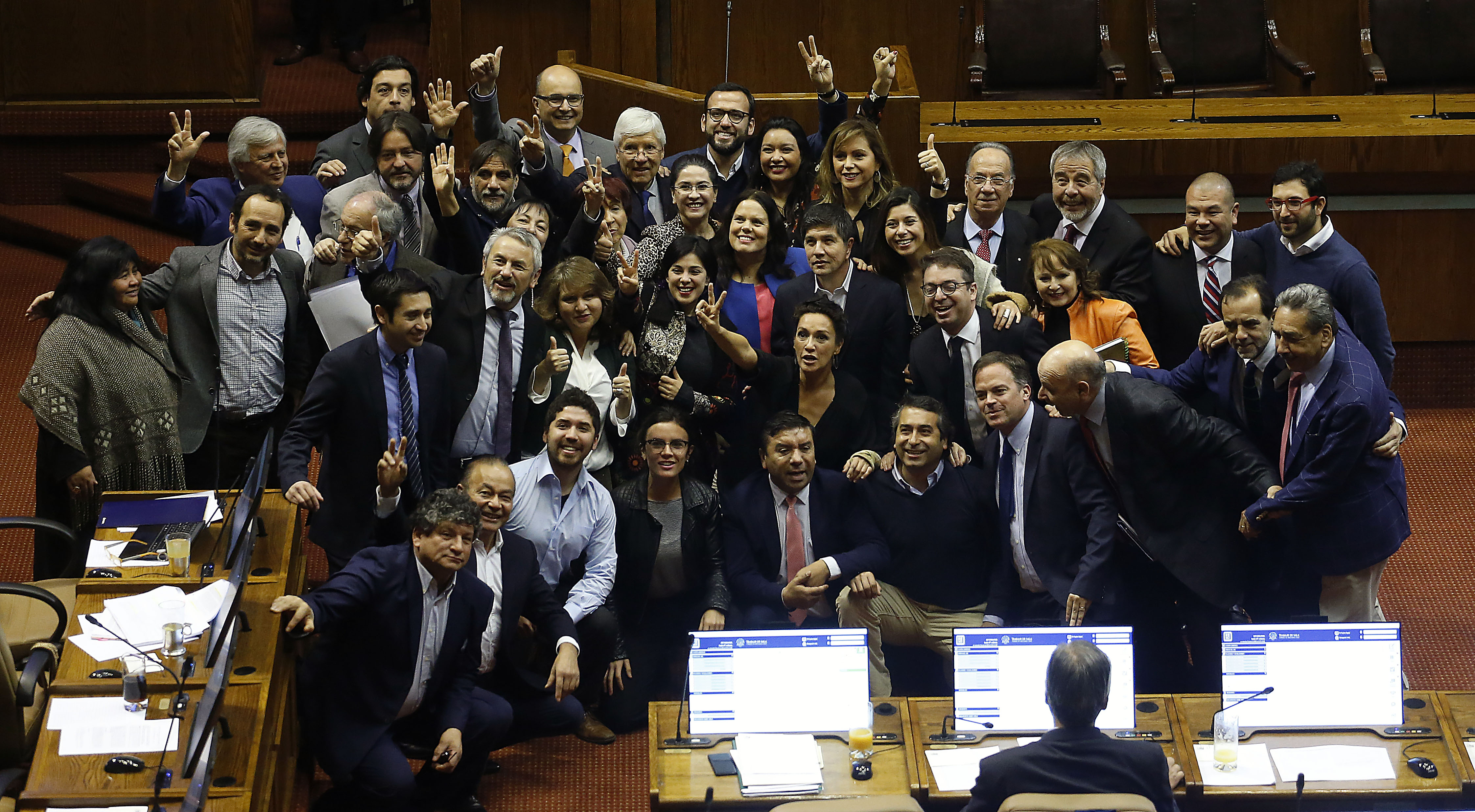 10 Julio de 2018 /VALPARAISO Maya Fernandez se toma una fotografia con diferentes parlamentarios durante el rechazo de la censura de la mesa de la cámara de diputados. FOTO : PABLO OVALLE ISASMENDI /AGENCIAUNO