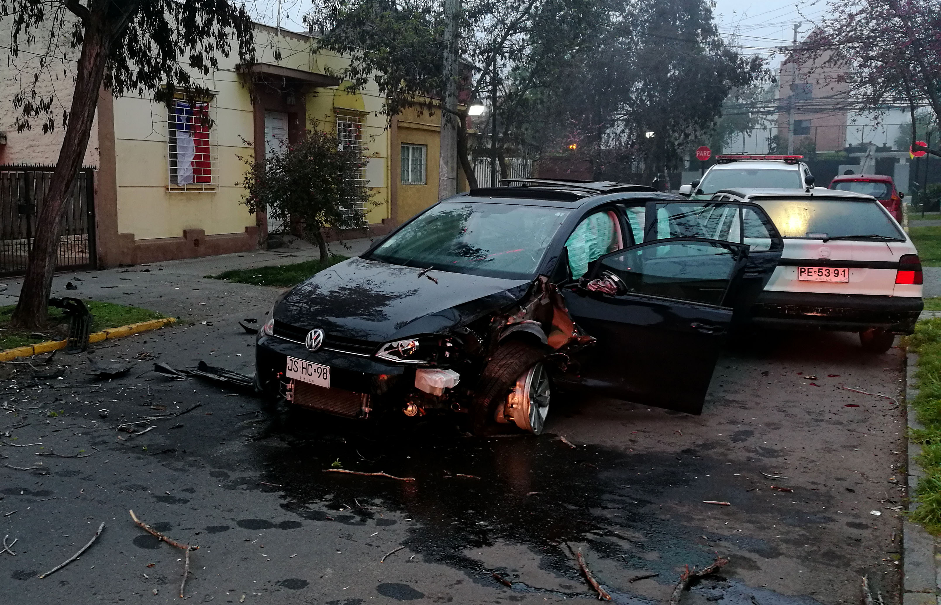 18 de Septiembre de 2017/SANTIAGO Un conductor que manejaba en estado de ebriedad impacto con un árbol, señaletica del transito y posteriormente con un auto que se encontraba estacionado en la calle Jorge Washington en la comuna de Ñuñoa, en el lugar no se registraron heridos y el chofer fue trasladado a la comisaria para continuar el procedimiento. FOTO:MARIO DÁVILA/AGENCIAUNO