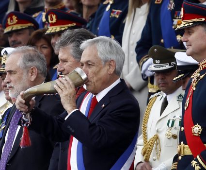 19 de septiembre de 2018/SANTIAGO El presidente de la Republica, Sebastián Piñera, realiza el tradicional brindis de chicha en cacho, en parada militar 2018, en honor a las glorias del ejército. FOTO: RODRIGO SAENZ/AGENCIAUNO