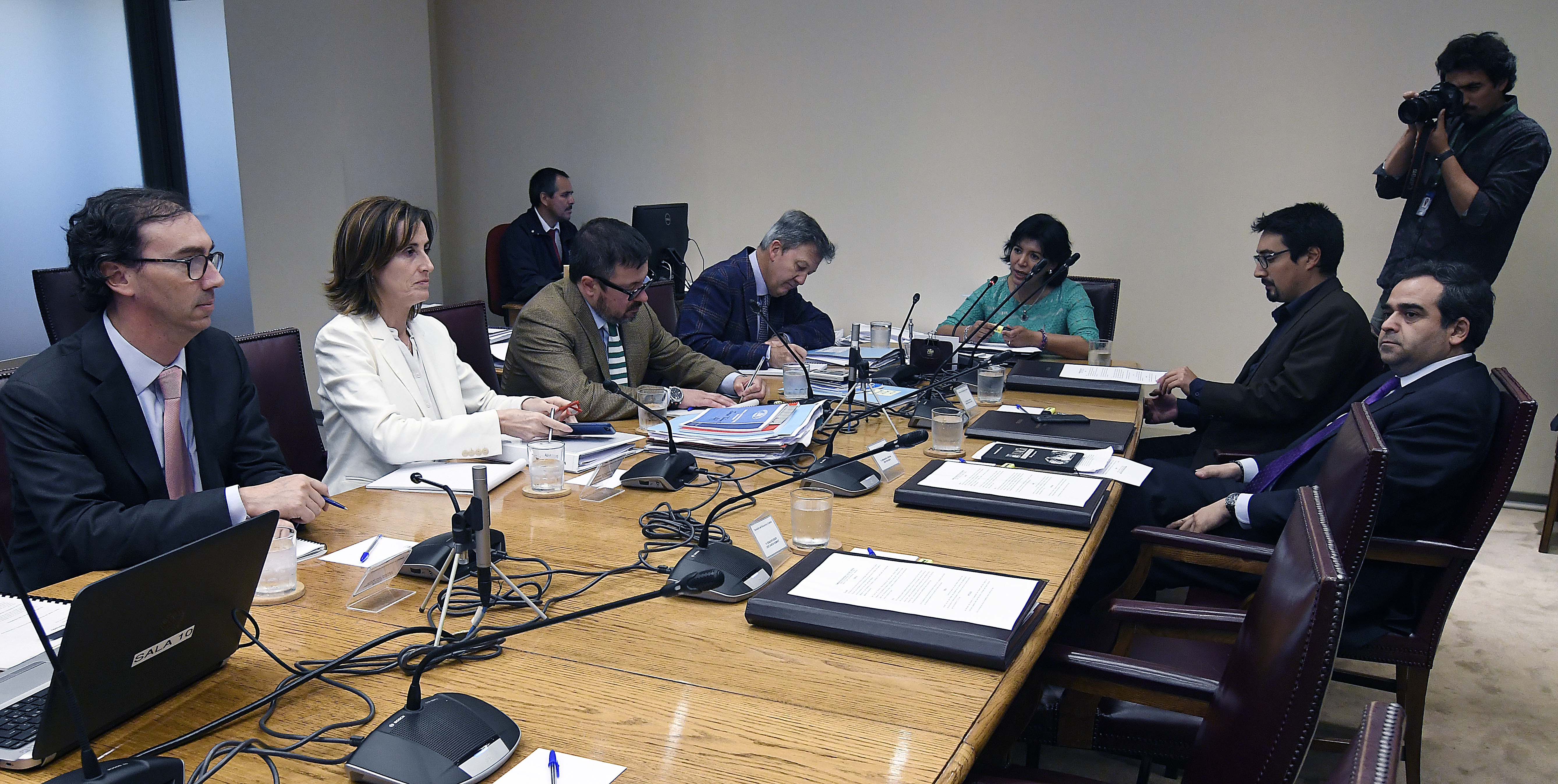 23 de Octubre de 2018/VALPARAISO El subsecretario Raul Figueroa , la ministra Marcela Cubillos , durante la comisión de educación que discuten el proyecto de ley que fortalece las facultades de los directores de establecimientos educacionales en materia de expulsión y cancelación de matrícula en los casos de violencia. FOTO:PABLO OVALLE ISASMENDI /AGENCIAUNOFOTO:PABLO OVALLE ISASMENDI /AGENCIAUNO