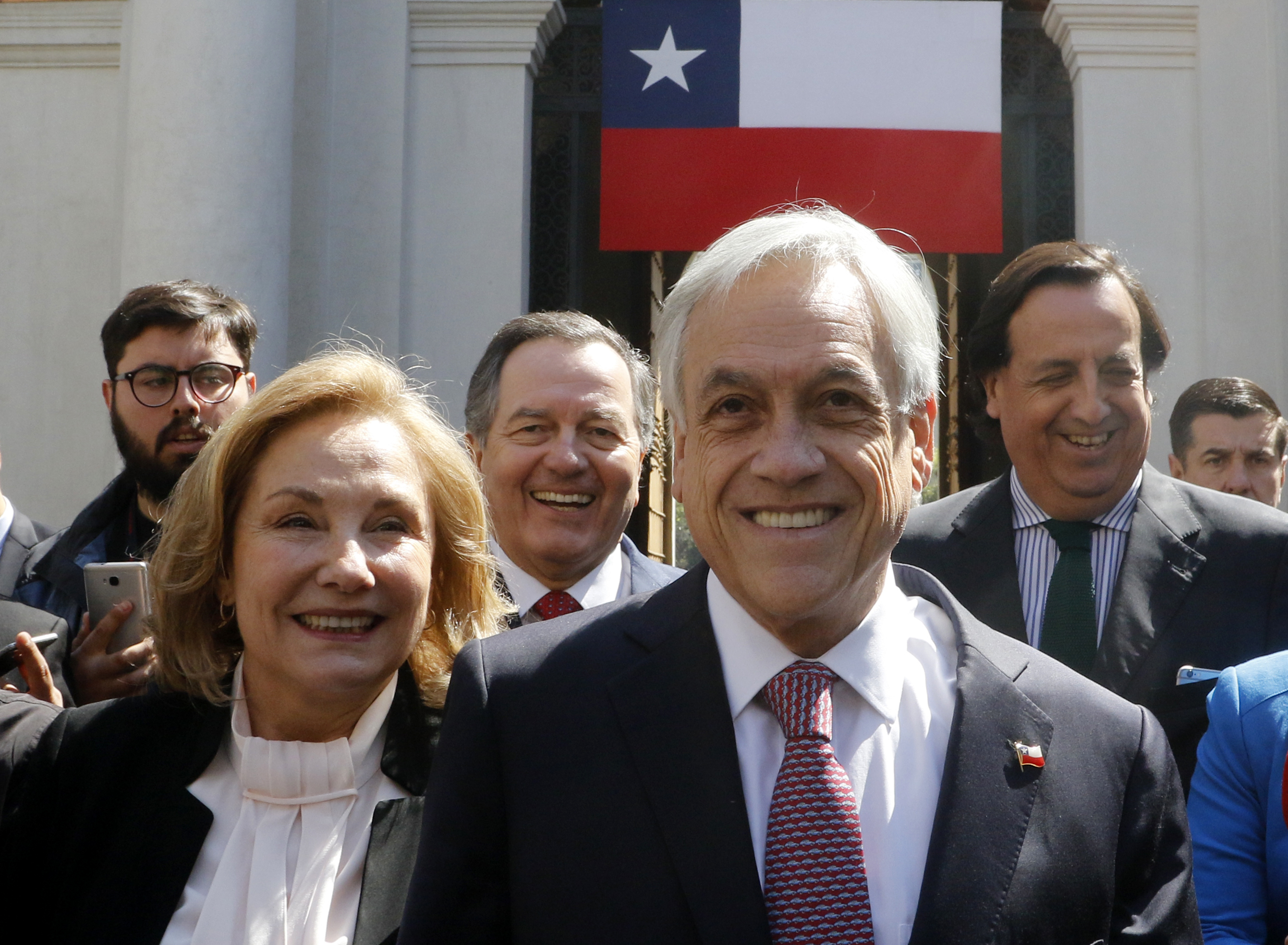 1 de Octubre del 2018/SANTIAGO El Presidente de la Republica Sebastian Piñera, sale a saludar a la gente a la plaza de la Constitución junto a su señora Cecilia Morel y el canciller. FOTO: RODRIGO SAENZ/AGENCIAUNO