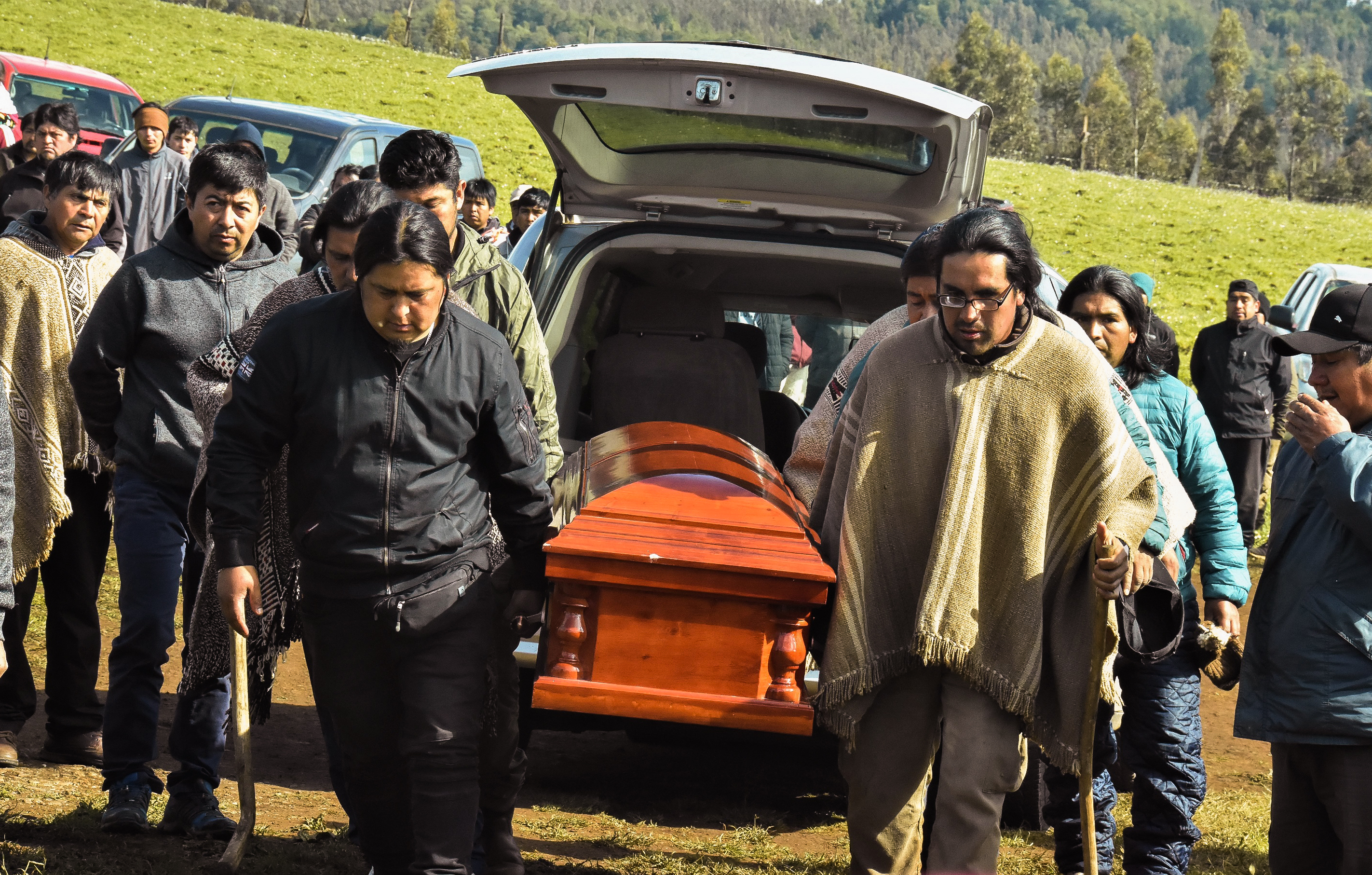 15 de Noviembre de 2018 / ERCILLA En la comunidad de Temucuicui, comuneros mapuche bajan de la carroza el féretro con los restos de Camilo Catrillanca, joven asesinado durante un operativo policial del Comando Jungla. FOTO: HECTOR ANDRADE / AGENCIAUNO