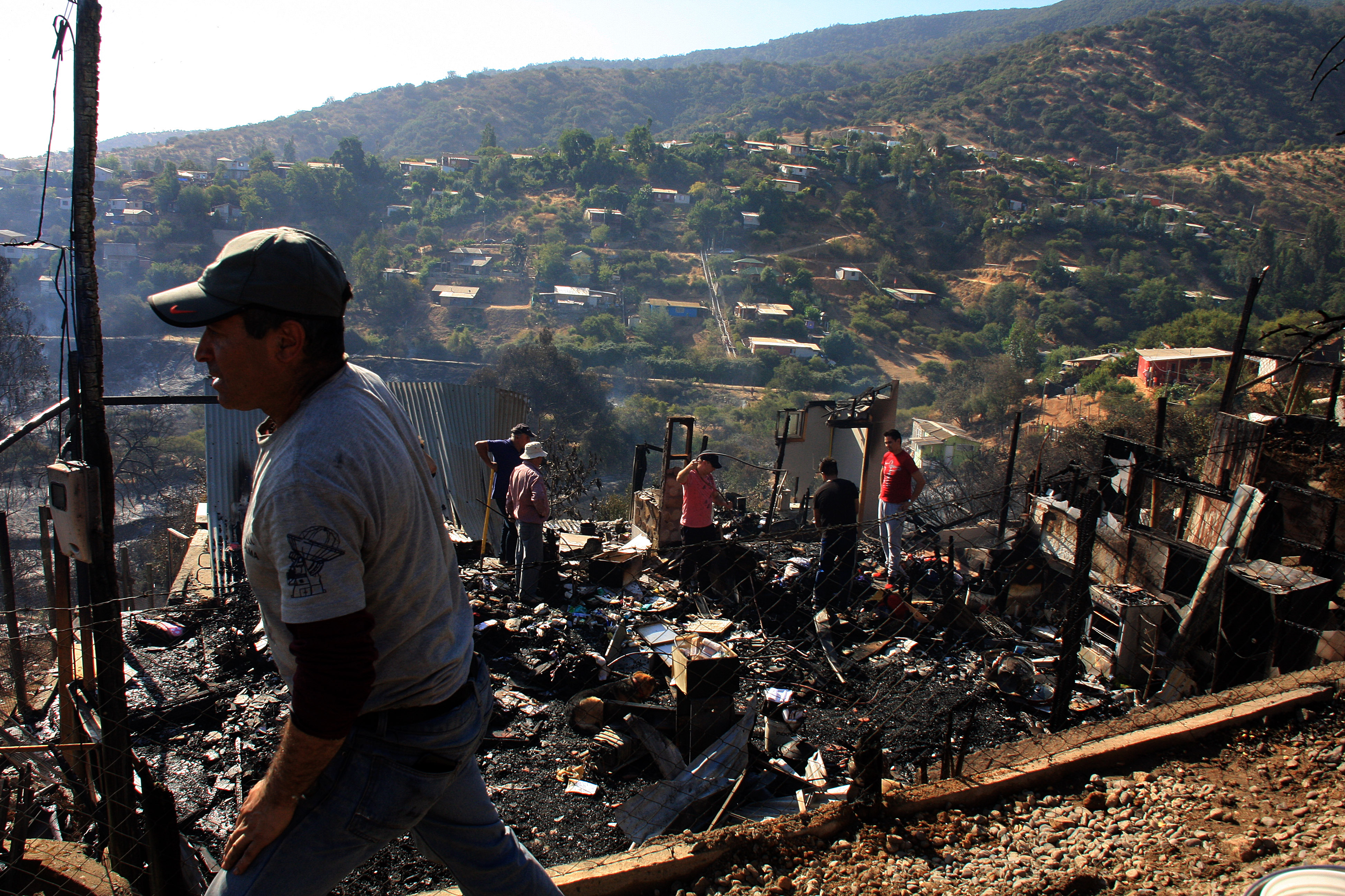03 DE ENERO DE 2019/LIMACHE Incendios destruye 50 viviendas en el sector Los Maitenes de Limache , carabineros dispuso la evacuación preventiva en la zona FOTO: SANTIAGO MORALES/AGENCIAUNO