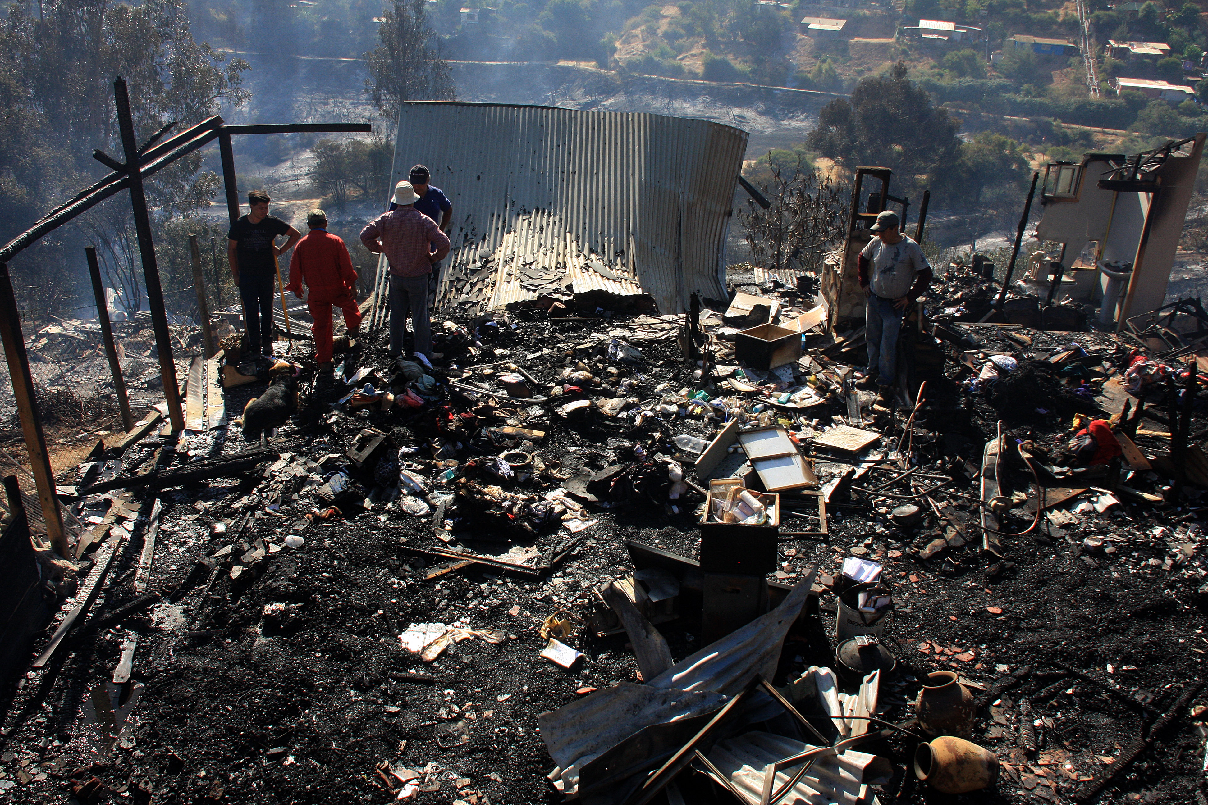 03 DE ENERO DE 2019/LIMACHE Incendio destruye 50 viviendas en el sector Los Maitenes de Limache , carabineros dispuso la evacuación preventiva en la zona FOTO: SANTIAGO MORALES/AGENCIAUNO