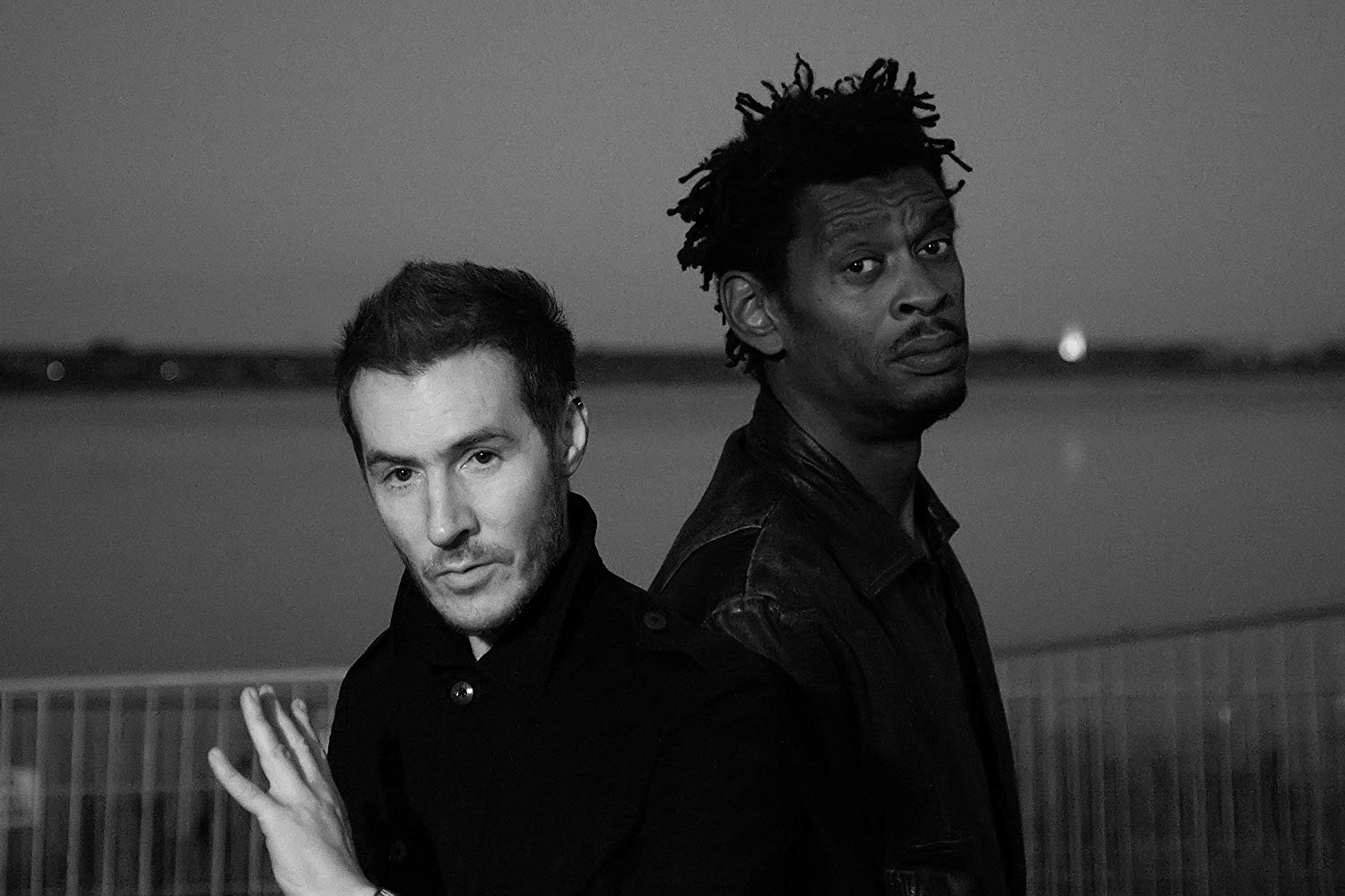 Mira a Massive Attack junto a la cantante de Cocteau Twins en vivo - Duna  89.7 | Duna 89.7