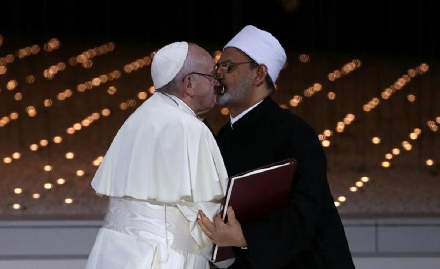 El afectuoso saludo entre el Papa Francisco y Ahmed al-Tayeb, el gran imán  de la mezquita Al-Azhar - Duna 89.7 | Duna 89.7