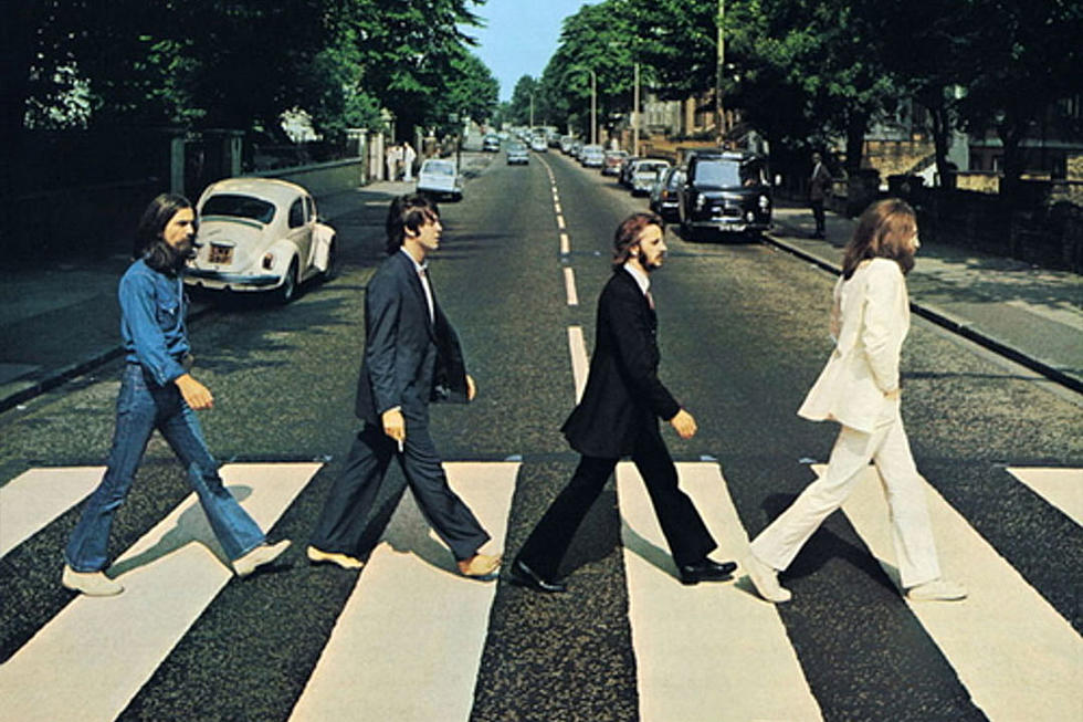 The Beatles- cruzaron la calle que lleva a los estudios de grabación de EMI que los acogieron por ocho años, los Abbey Road Studios.