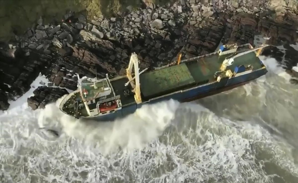 El &quot;barco fantasma&quot; que encalló en las costas de Irlanda - Duna 89.7 | Duna 89.7
