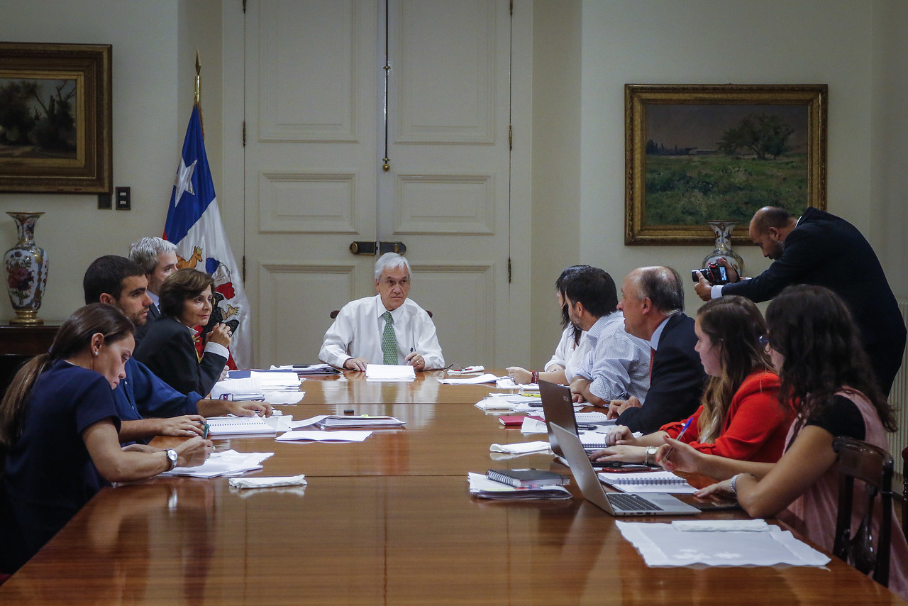 l Presidente de la Republica, Sebastian Piñera, sostiene una reunión con el comité de emergencia para abordar el tema de coronavirus, en el comedor, del Palacio de La Moneda.