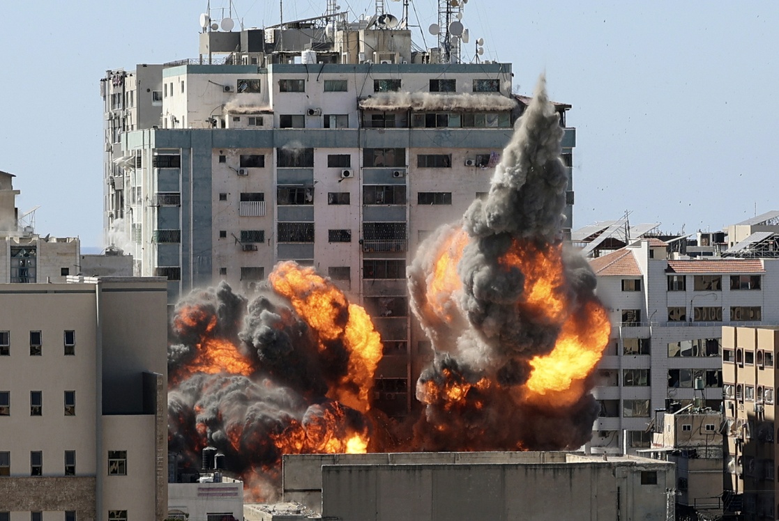 Bombardeo edificio con medios de prensa en Gaza