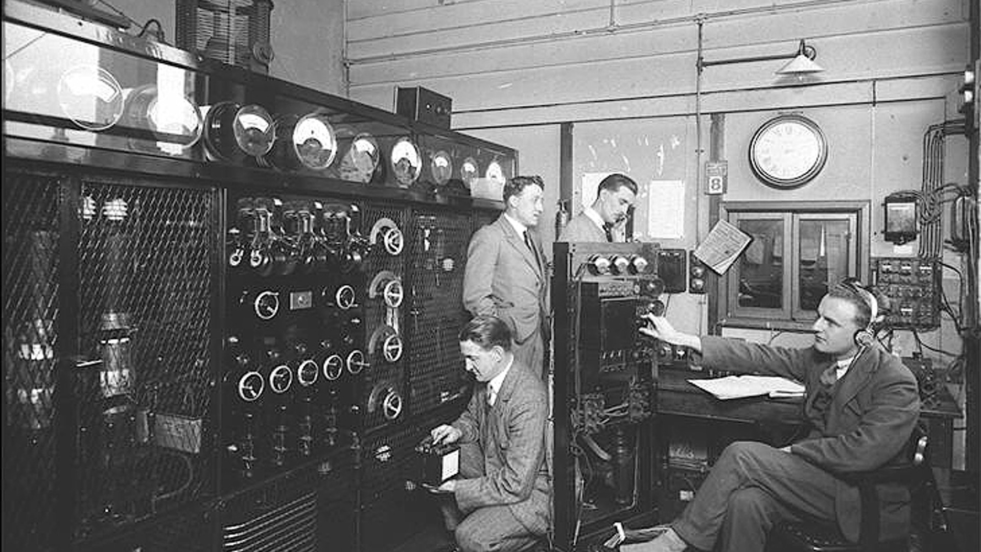 Радиостанция на английском. Радиовещательная станция 1943. KDKA - первая коммерческая радиостанция в США. Первый радиоприемник.