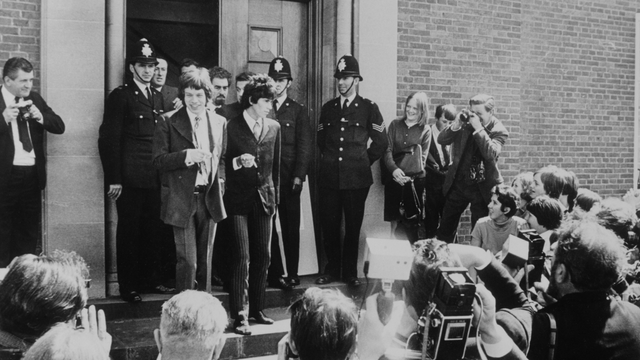 Mick Jagger y Keith Richards a la salida del juzgado en Sussex en 1967 tras la redada en la mansión