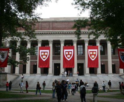 Harvard acepta las condiciones de Donald Trump y cerrará las oficinas de diversidad