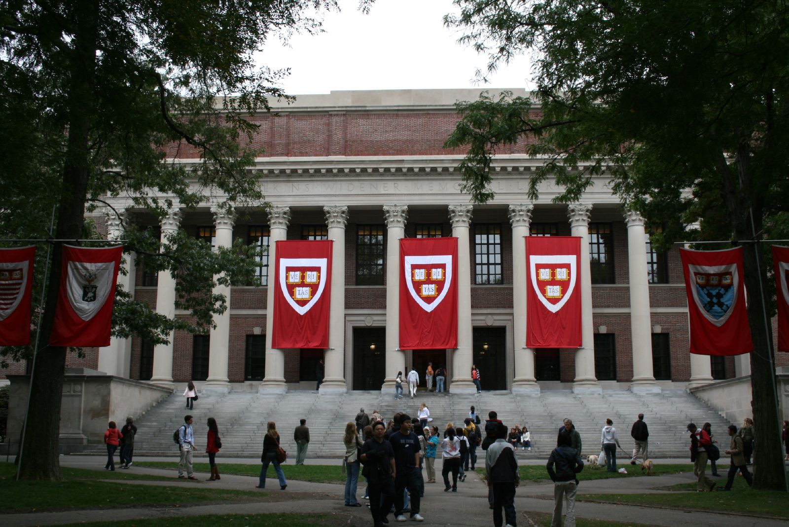 Harvard acepta las condiciones de Donald Trump y cerrará las oficinas de diversidad