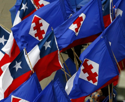DC se enfrenta a presiones del oficialismo y la falange