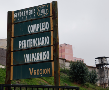 Gendarmería traslada 140 a detenidos desde cárcel de Valparaíso