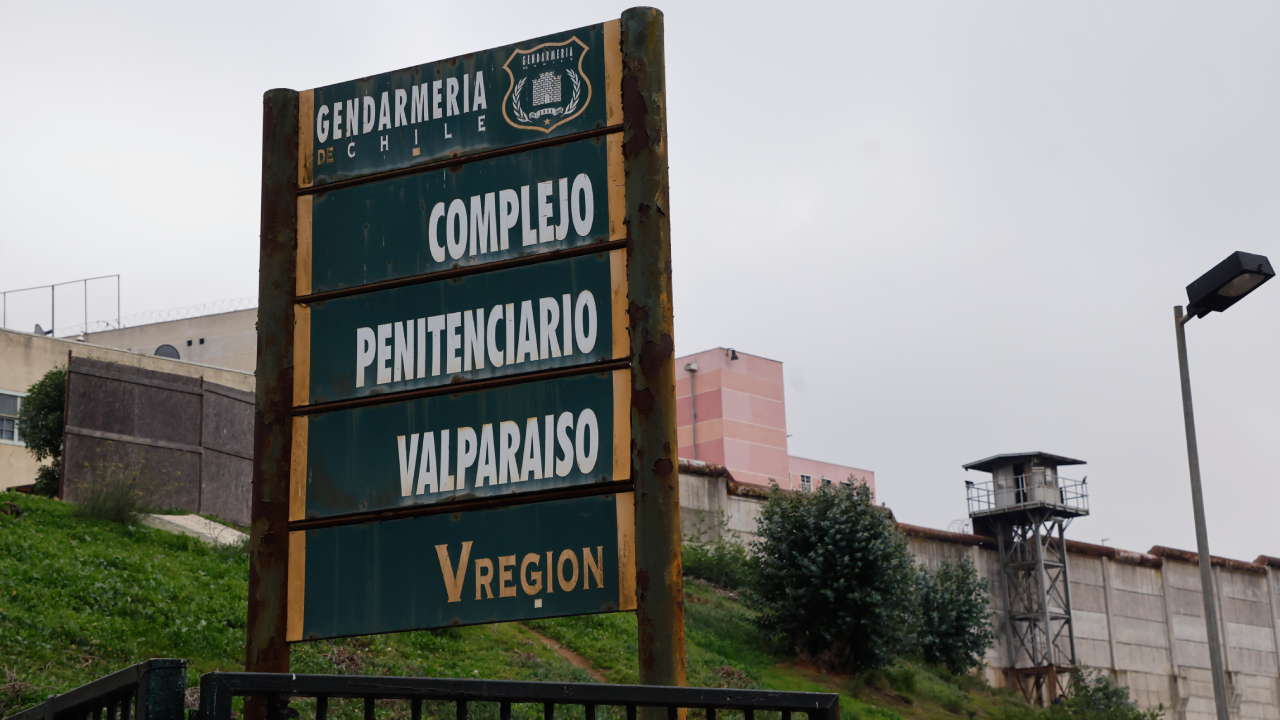 Gendarmería traslada 140 a detenidos desde cárcel de Valparaíso