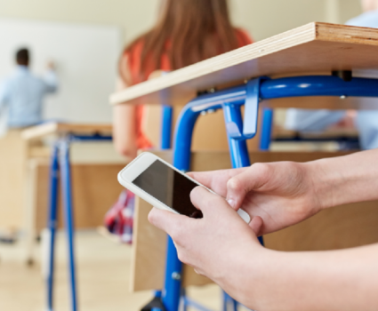 Senado aprueba en general regular el uso de celulares en colegios