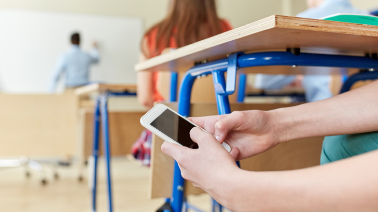 Senado aprueba en general regular el uso de celulares en colegios