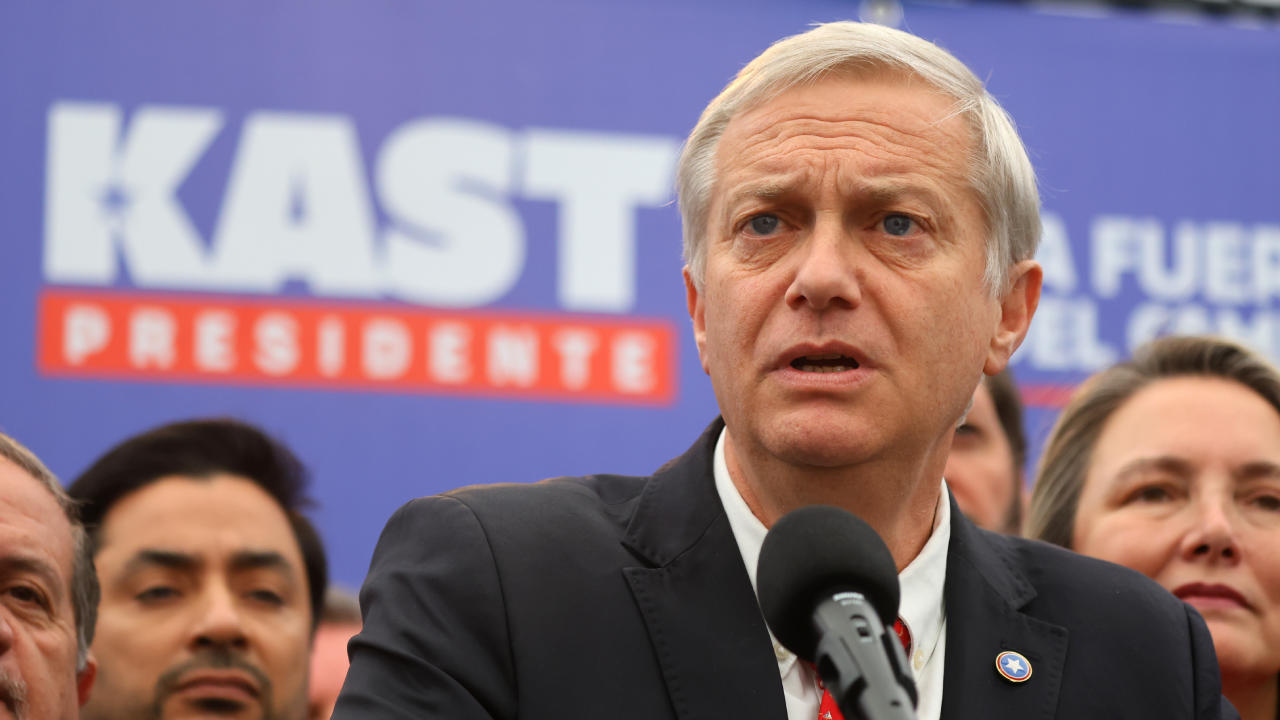 Polémica por trolls: Kast apunta contra Francisco Vidal