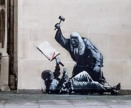 La nueva obra de Banksy afuera del Tribunal Real de Justicia