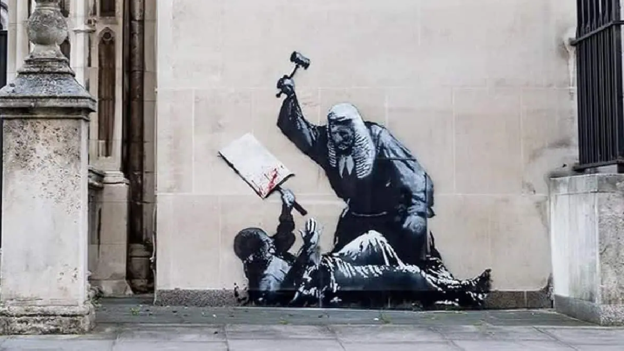 La nueva obra de Banksy afuera del Tribunal Real de Justicia